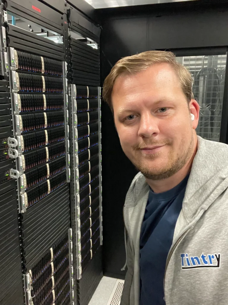 Vi driftar hårdvaran så ni kan njuta av en server i molnet